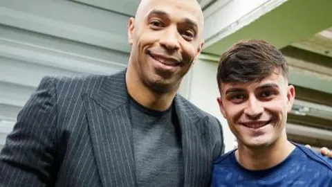 “前马竞主席批皇马：胜利被窃，首回合越位争议次回合点球引热议”